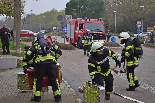 Denzlinger Feuerwehr probt Einsatz bei Tiefgaragenbrand