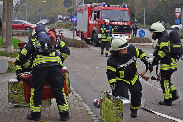 Fr die Lscharbeiten mussten in Windeseile Schlauchleitungen verlegt werden.   | Foto: Joachim Mller-Bremberger