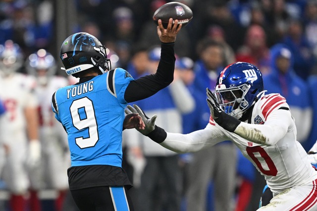 Panthers-Quarterback Bryce Young mit einem Passversuch.  | Foto: Sven Hoppe/dpa