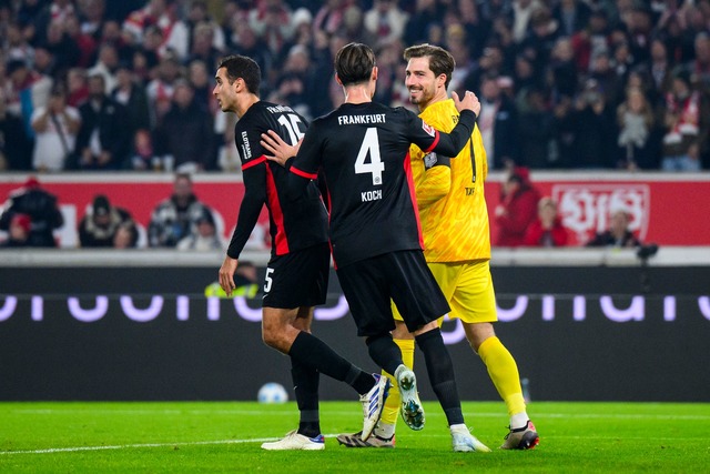 Die Eintracht kann sich nach dem gehal...afsto&szlig; bei Kevin Trapp bedanken.  | Foto: Tom Weller/dpa