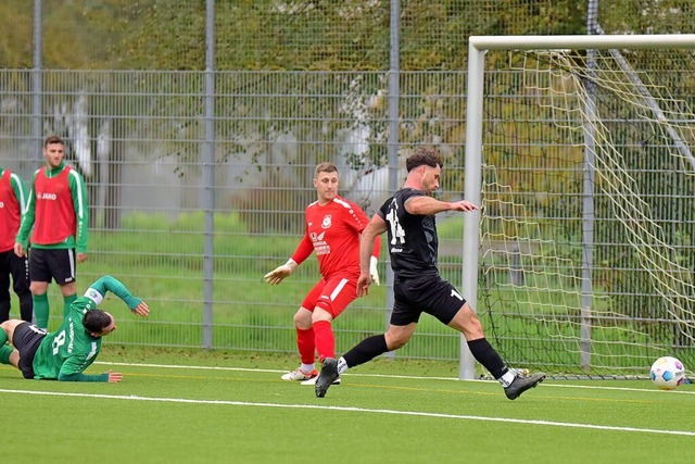 Julian Hesse vom FC Wolfenweiler-Schal...rman Gruber kann nur hinterherschauen.  | Foto: Daniel Thoma