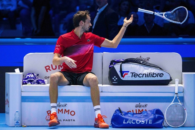 Daniil Medwedew lie&szlig; Frust raus ...;rte einen seiner Tennisschl&auml;ger.  | Foto: Marco Alpozzi/LaPresse/AP/dpa