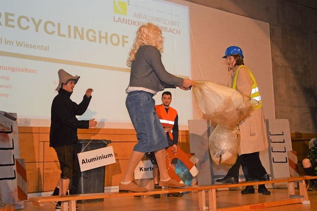 Gelbe-Sackschlagen auf dem Recyclinghof.  | Foto: Edgar Steinfelder