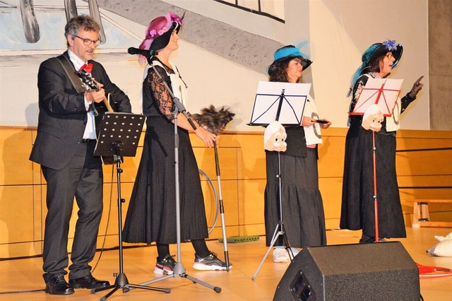 Die drei Alte mit dem schnen Didi bei ihrer Schnitzelbank.  | Foto: Edgar Steinfelder