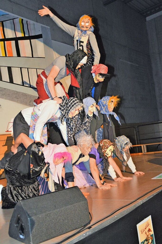 Pyramide beim Altwiiberrenen auf der Hallenbhne.  | Foto: Edgar Steinfelder