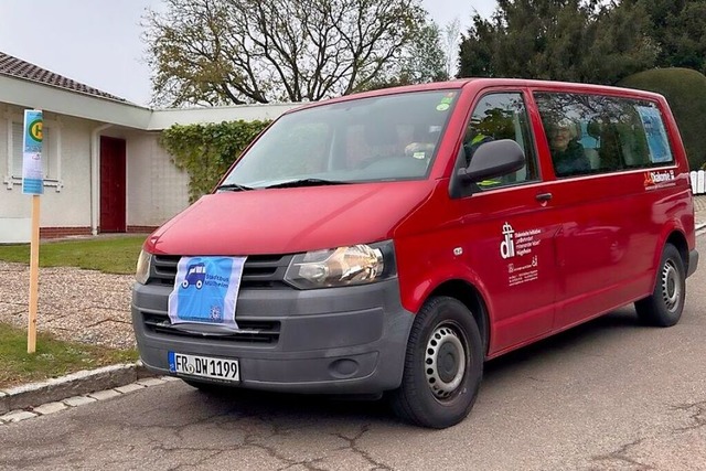 Zwei Kleinbusse charterte die Arbeitsg...r Stadtbus-Testfahrten durch Mllheim.  | Foto: Volker Mnch