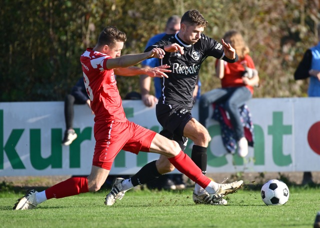 Der FC Teningen (schwarzes Trikot) gewinnt gegen Sdstern Singen (Archivfoto).  | Foto: Achim Keller