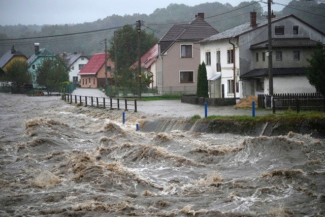 Extremwetter wie verheerende Regenf&au...n mit dem Klimawandel zu  (Archivbild)  | Foto: Petr David Josek/AP