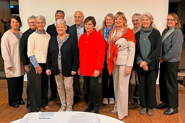 Vorsitzende Edith Schreiner (M.) mit d...standsmitgliedern und Mitarbeiterinnen  | Foto: Gerold Erb