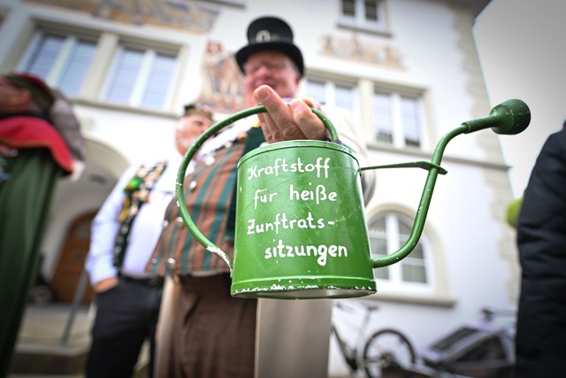 Die Gie&szlig;kannen d&uuml;rfen die N.... Januar aber noch im Schrank bleiben.  | Foto: Felix K&auml;stle/dpa