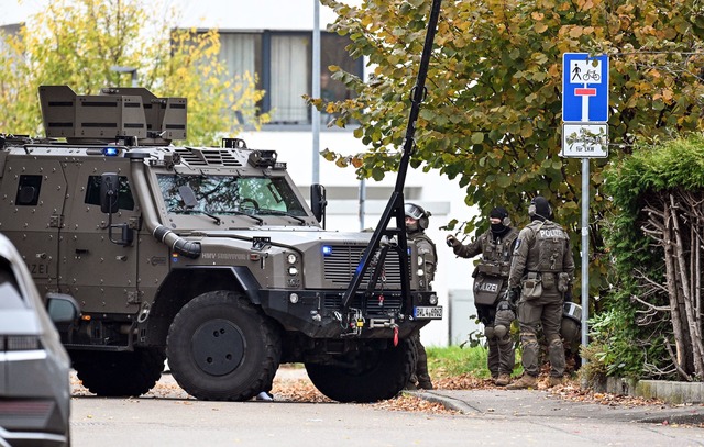 Mit einem gepanzerten Spezialfahrzeug ...kte die Polizei in das Wohngebiet aus.  | Foto: Marius Bulling/dpa