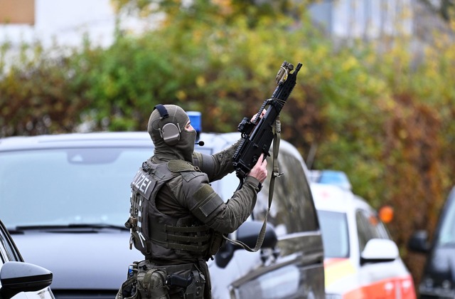 Ein Polizist einer Spezialeinheit &uuml;berpr&uuml;ft seine Waffe.  | Foto: Marius Bulling/dpa