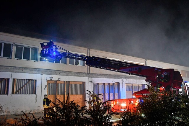 Auch die Drehleiter kam bei der bung zum Einsatz.  | Foto: Heinz und Monika Vollmar