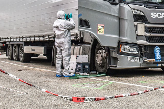 Gegen zwei Trucker wird wegen gemeinschaftlichen Totschlags ermittelt.  | Foto: Fabian Koss/dpa