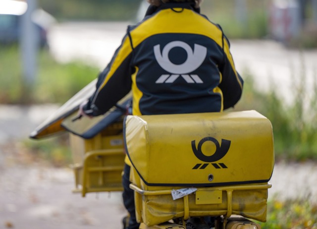 Eine Brieftr&auml;gerin der Deutschen Post f&auml;hrt auf ihrem Postfahrrad.  | Foto: Monika Skolimowska/dpa