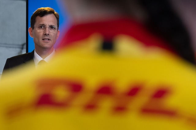 Der Chef des Logistikkonzerns DHL, Tob...;ft von DHL hei&szlig;t Deutsche Post.  | Foto: Hendrik Schmidt/dpa