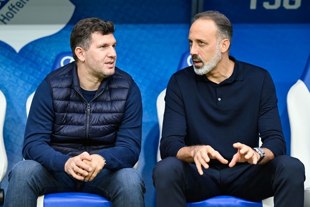 Sportchef Andreas Schicker (l): F&uuml... TSG ohne Pellegrino Matarazzo weiter.  | Foto: Uwe Anspach/dpa