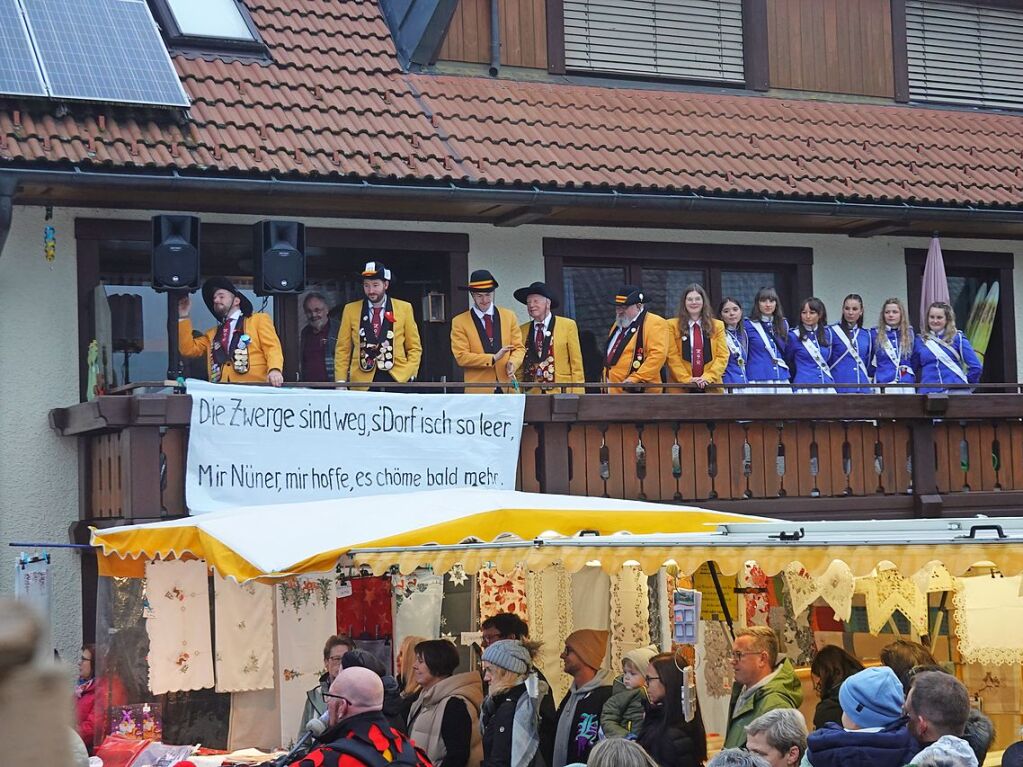 Der Hotzen-Neunerrat (H9R) rollt das Transparent mit dem diesjhrigen Fasnachtsmotto aus. "Die Zwerge sind weg, sDorf isch leer. Mir Nner, mir hoffe es chme bald mehr".