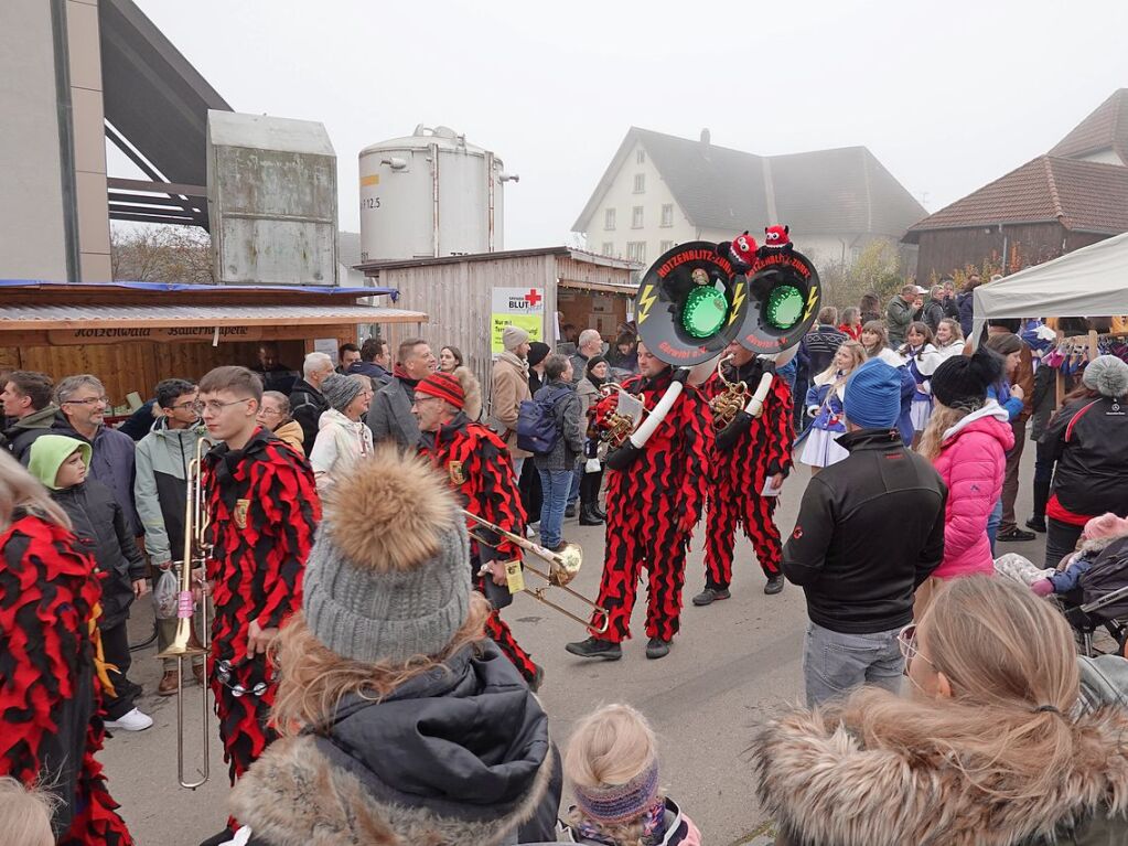 Die Hotzenblitz fhrte die lange Karawane mit der Garde und dem Neunerrat mitten durch das Marktgeschehen bis zum Haus von Richard Baumgartner