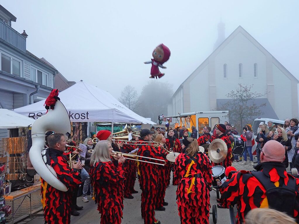 Die Hotzenblitz fhrte die lange Karawane mit der Garde und dem Neunerrat mitten durch das Marktgeschehen bis zum Haus von Richard Baumgartner