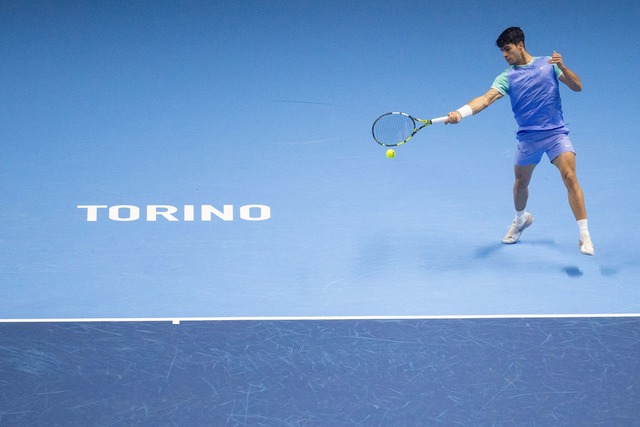 Der Spanier Carlos Alcaraz hat seinen Start in die ATP Finals verpatzt.  | Foto: Marco Alpozzi/LaPresse via ZUMA Press/dpa