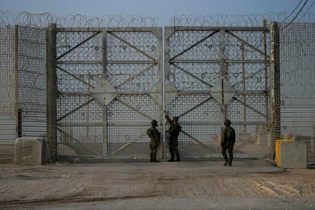 Grenz&uuml;bergang Erez schlie&szlig;t...fahrt von Hilfslieferung  (Archivbild)  | Foto: Tsafrir Abayov/AP/dpa