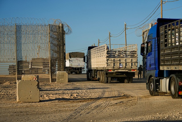 Lastwagen mit Hilfsg&uuml;tern &uuml;b...rgang in den Gazastreifen (Archivbild)  | Foto: Tsafrir Abayov/AP/dpa