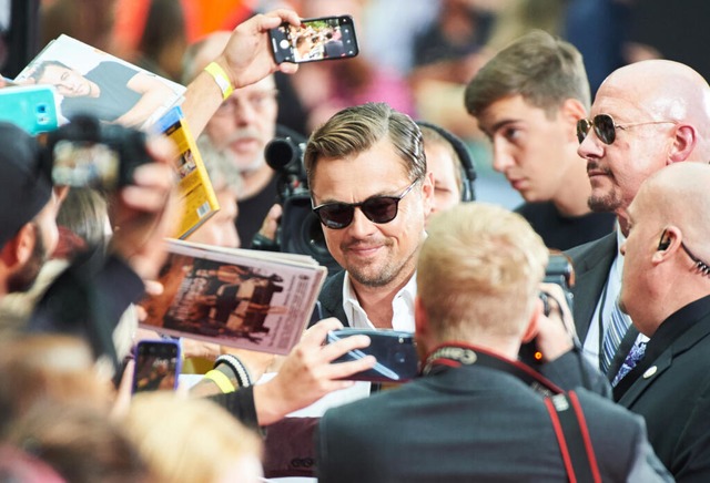 Schauspieler Leonardo DiCaprio kommt 2...quot; und gibt seinen Fans Autogramme.  | Foto: Paul Zinken (dpa)