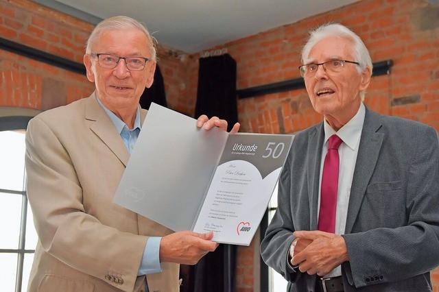 Peter Dreen (links) ist seit 50 Jahre...r AWO-Bezirksverband Baden, ehrte ihn.  | Foto: Andrea Steinhart