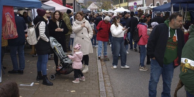 Dichtes Gedrnge herrschte beim Martin... Steinen rund um den Cornimont-Platz.   | Foto: Paul Schleer