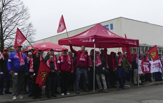 Beschftigte bei NSI in Lrrach streik... und eine hhere Ausbildungsvergtung.  | Foto: Sina Elbers