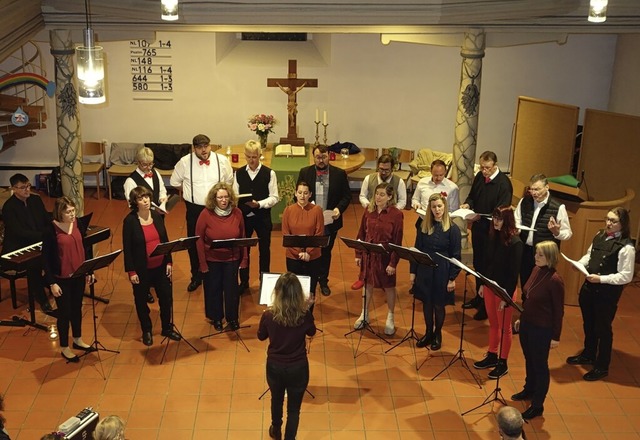 Der Lollipop-Chor und die Heinzboys in der Kirche.  | Foto: Gudrun Gehr