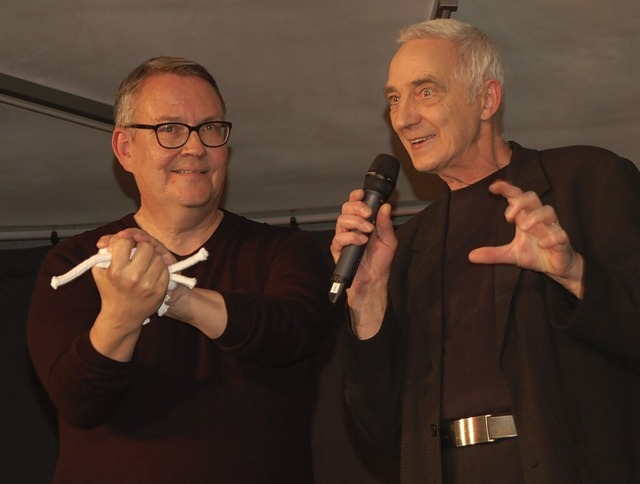 Spannend: Zauberer Thomas Vit (rechts) mit Besucher Matthias  | Foto: Petra Wunderle