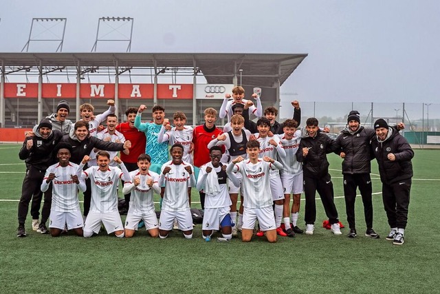 Jubel beim SC Freiburg nach dem Einzug...e letzten vier Teams im U19-DFB-Pokal.  | Foto: Lydia Schnbett