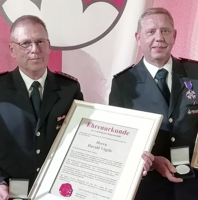 Harald Vgtle und Volker Bauer (von links) erhielten die Brgermedaille.  | Foto: Sebastian Ehret