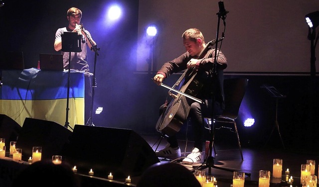 Stas Fekete am Cello und Ruslan Shyrok...lachthof ein Benefizkonzert gespielt.   | Foto: Heidi Fel