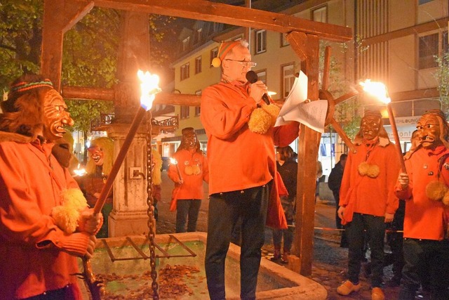 Markus Wei beim Verlesen des Prologs.  | Foto: Nicolai Kapitz