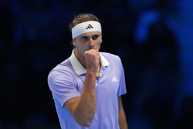 Alexander Zverev best&auml;tigt zum Auftakt der ATP Finals seine gute Form.  | Foto: Antonio Calanni/AP