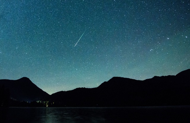 Wenn Reste eines Kometen in der Atmosp...Sternschnuppen entstehen. (Archivbild)  | Foto: Matthias Balk/dpa