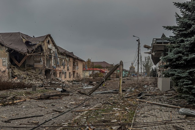 Ukrainischen Truppen droht bei Kurachowe ein R&uuml;ckschlag. (Archivbild)  | Foto: Anton Shtuka/AP/dpa