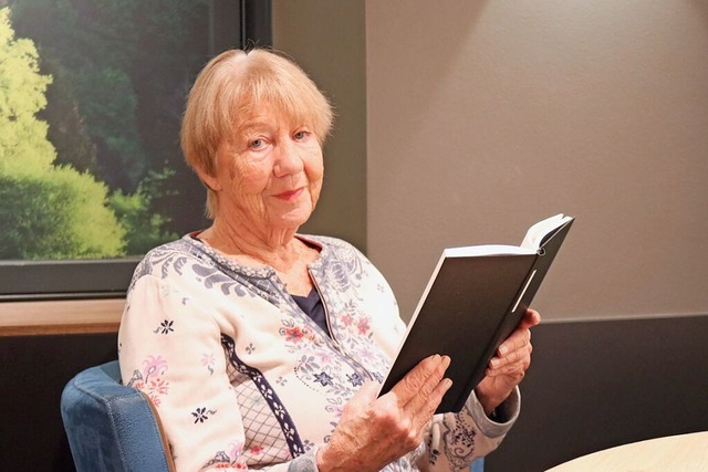 Lore Huber vom Lesekreis Glottertal in einem Caf in Waldkirch  | Foto: Lea Schnurrenberger