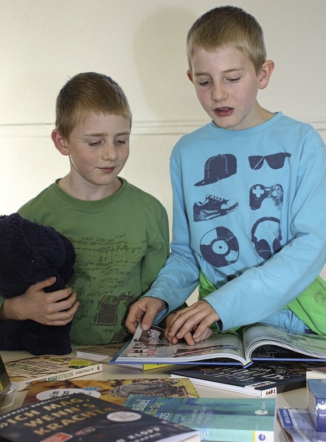 Auch Kinder interessierten sich fr Buchauswahl im  Haus des Gastes.  | Foto: Gert Brichta