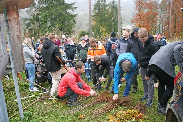 Eltern durften sich einen kferresiste...8222;Wald der Zukunft&#8220; pflanzen.  | Foto: Ingrid Mann