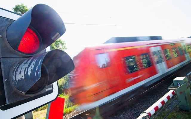 Dauerrot zeigte die Ampel am Bahnberg...senweiler am Montagabend (Symbolbild).  | Foto: Julian Stratenschulte (dpa)