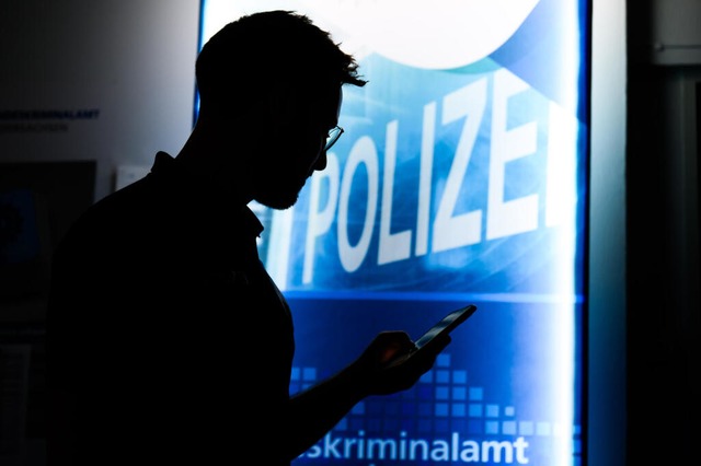 Die Polizei geht gegen Hasspostings vor (Symbolfoto).  | Foto: Julian Stratenschulte (dpa)