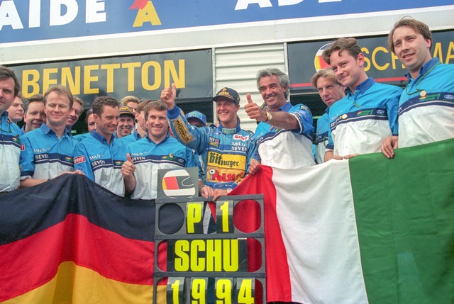 Ein Triumph des T-Shirt-Herstellers Be...r die gro&szlig;en Teams der Formel 1.  | Foto: Harry Melchert/dpa