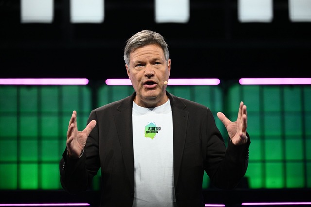 Wirtschaftsminister Habeck h&auml;lt auf dem "Web Summit" eine Rede.  | Foto: Sebastian Christoph Gollnow/dpa