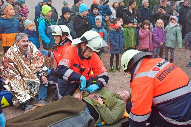 Freiwillige Darsteller spielen Verletzte bei der Feuerwehrbung.  | Foto: Andrea Steinhart