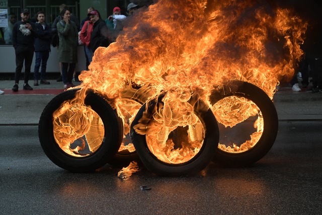 Gegen die m&ouml;gliche Schlie&szlig;u...er mit brennenden Reifen. (Archivbild)  | Foto: Jonas Roosens/Belga/dpa