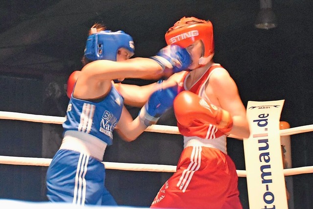 Boxnacht: Mia Braun (blaues Trikot) gegen Katharina Himml.  | Foto: Roland Vitt